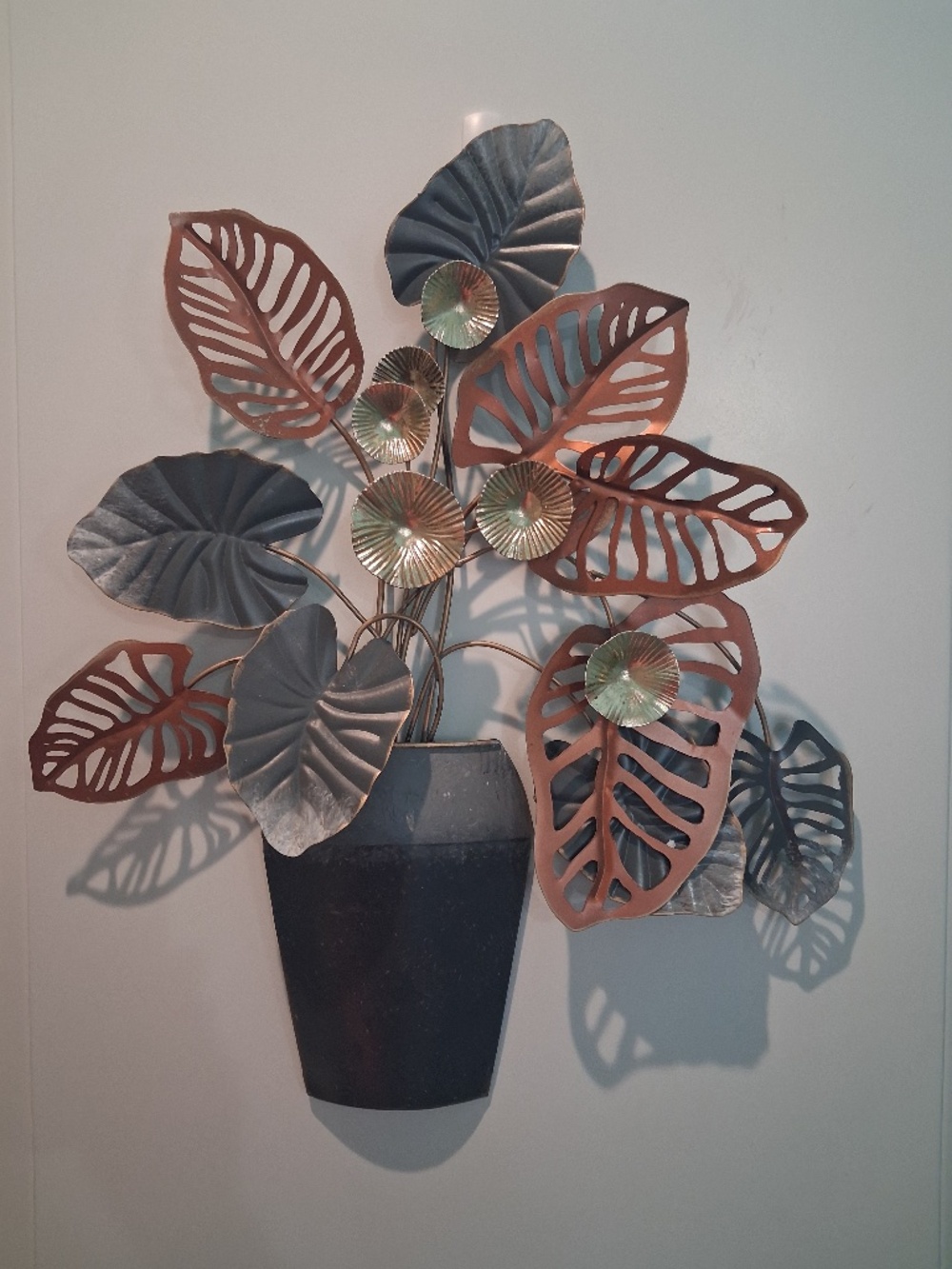 NWOT--STUNNING WAYFAIR 3D FLORAL METAL WALL SCULPTURE WITH BACK HANGING HOOK!